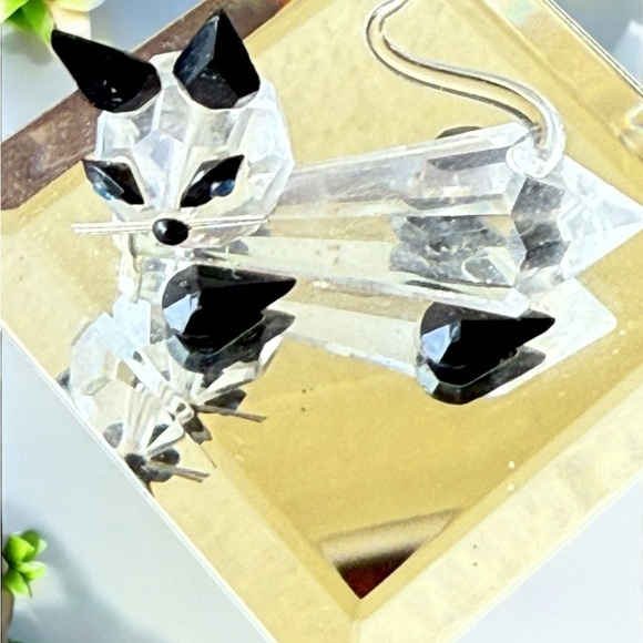 Swarovski Crystal Cat Figurine with Tail & Whiskers 1.5”x1” W/ Swarovski Box - Picture 4 of 7